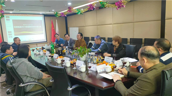 2023年3月31日賓輝集團2023首屆融投項目分享沙龍在集團會(huì )議室準時(shí)召開(kāi)，會(huì )上各行業(yè)專(zhuān)家對碳中和、智慧交通、資產(chǎn)重組等項目進(jìn)行了深入的研究與探討。