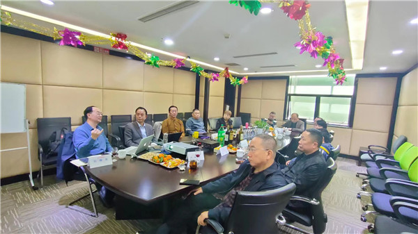 2023年3月31日賓輝集團2023首屆融投項目分享沙龍在集團會(huì )議室準時(shí)召開(kāi)，會(huì )上各行業(yè)專(zhuān)家對碳中和、智慧交通、資產(chǎn)重組等項目進(jìn)行了深入的研究與探討。